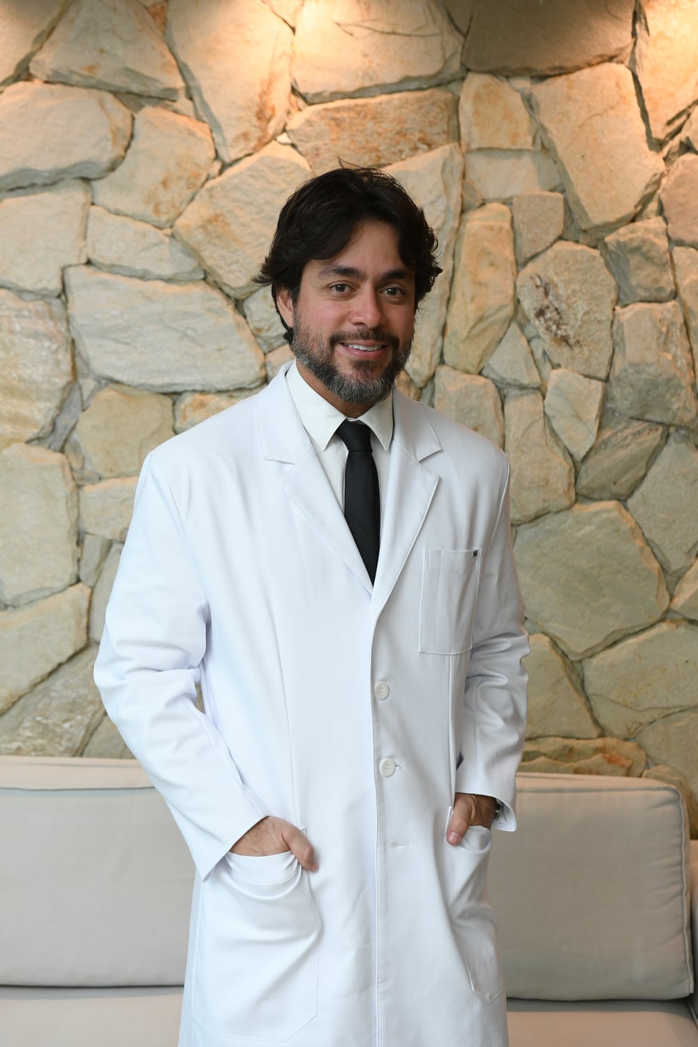 Dr. Pedro Vasconcelos Jr — ortopedista especialista em medicina regenerativa em Macapá, retrato profissional com jaleco branco